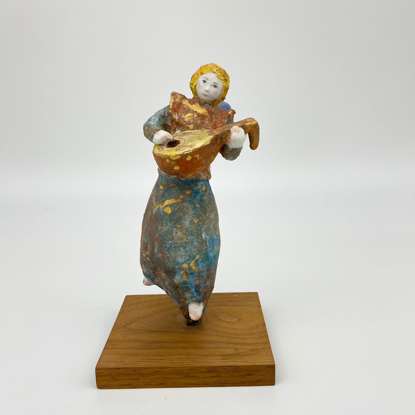 Angel playing the lute
