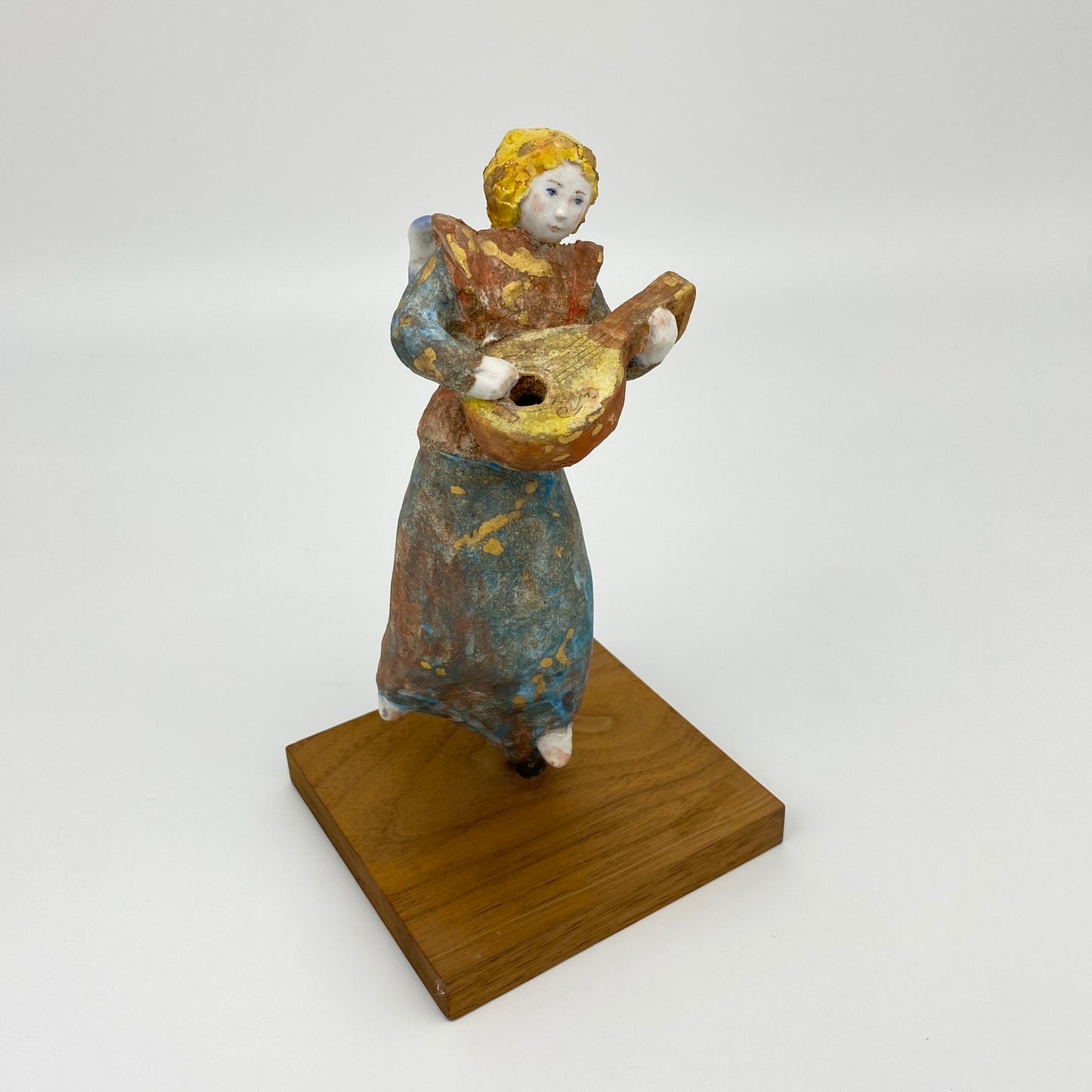 Angel playing the lute