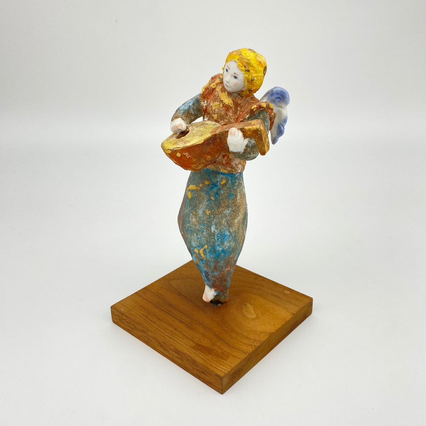 Angel playing the lute